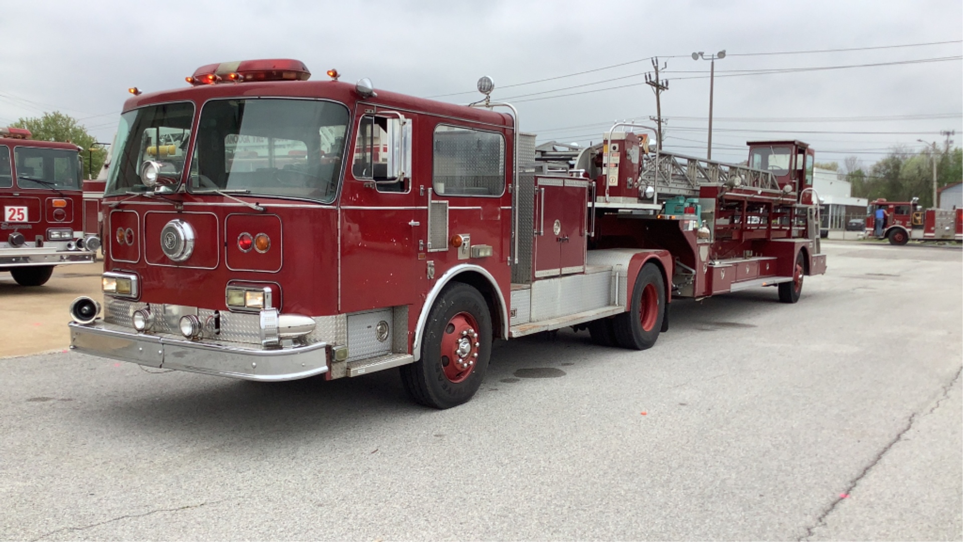 1985 Seagrave HT-07DD Tiller 100' Ladder Truck