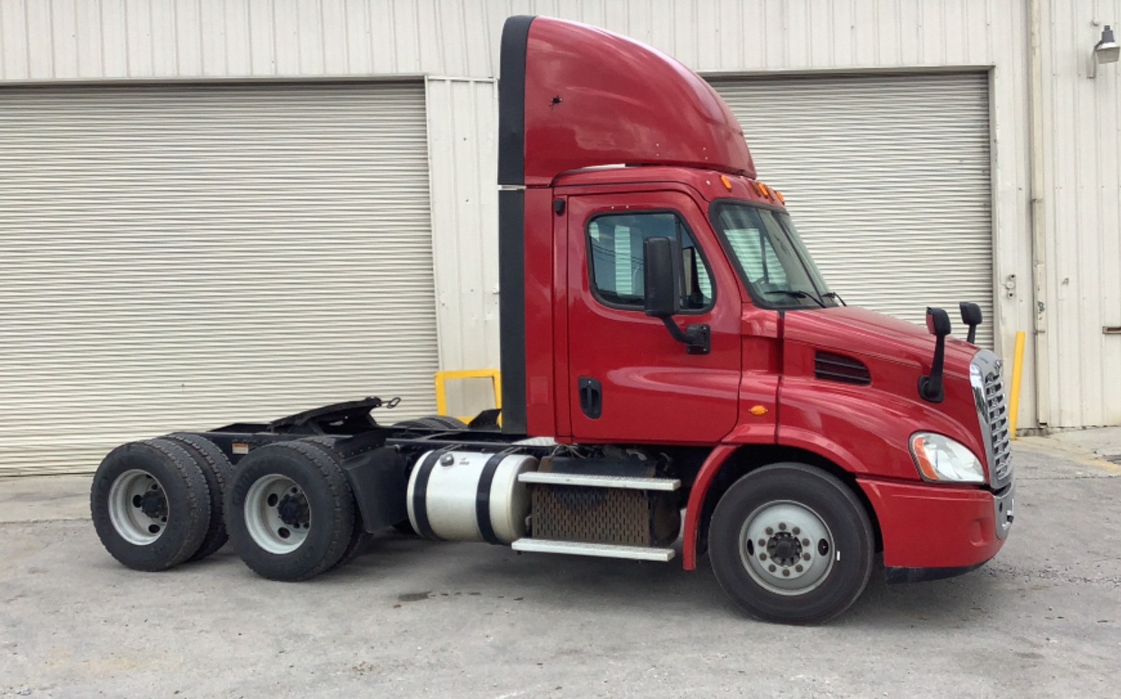 2015 Freightliner Cascadia Road Tractor Day Cab