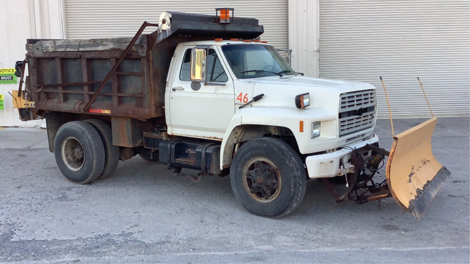 1987 Ford F800 Dump Truck w/ Snow Plow