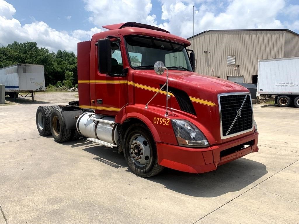 2007 Volvo VNL Day Cab 2WD