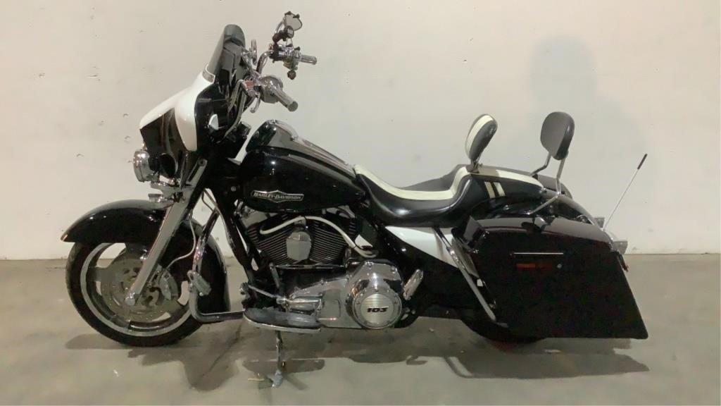 2012 Harley Davidson FLHX Cruiser